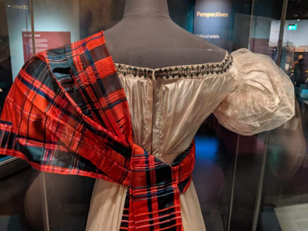 שמלה מהמאה ה-19 מוזיאון אדינבורו