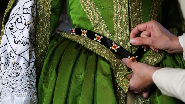 green sleeves closeup